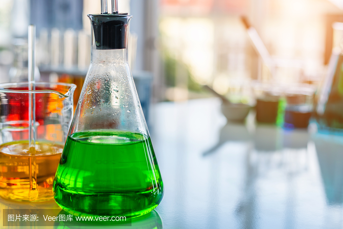 烧瓶中含有实验室化学液体,是实验室化学研究和开发的概念